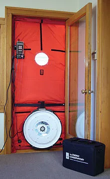 Minneapolis Blower Door montert i døråpning